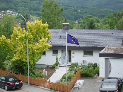 Ihr Feriendomizil von der Strasse aus gesehen.